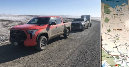 Les Toyota Tundra 2022 sur l'autoroute Dempster, avec la carte du trajet